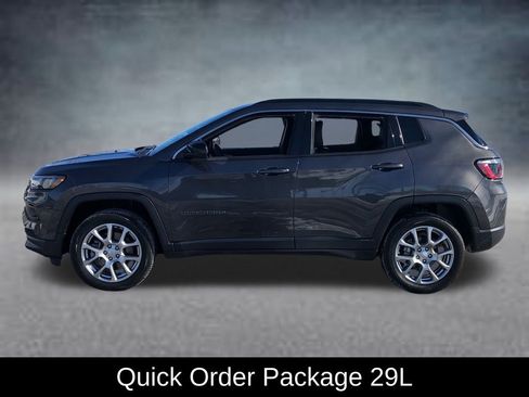 Used 2023 Jeep Compass Latitude image 3