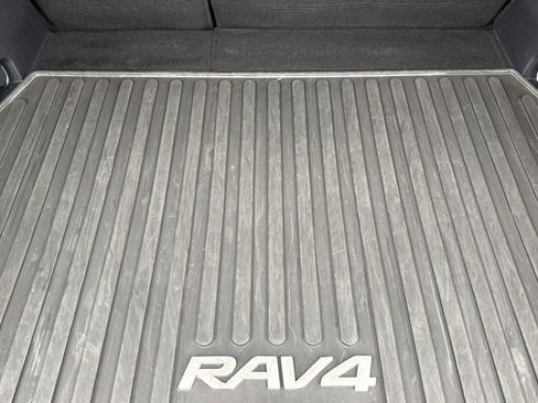 Used 2021 Toyota RAV4 XLE AWD/4WD image 18