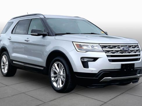 Used 2018 Ford Explorer XLT w/ Equipment Group 202A FWD image 3