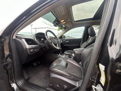 Used 2016 Jeep Cherokee Trailhawk w/ Comfort/Convenience Group image 12