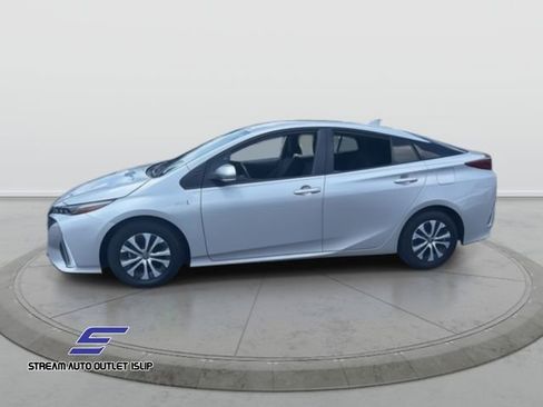 Used 2022 Toyota Prius Prime LE image 3