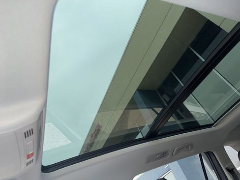 Certified 2022 Volkswagen Tiguan SE w/ Panoramic Sunroof Package image 12