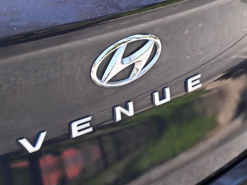 Used 2022 Hyundai Venue Limited FWD image 25