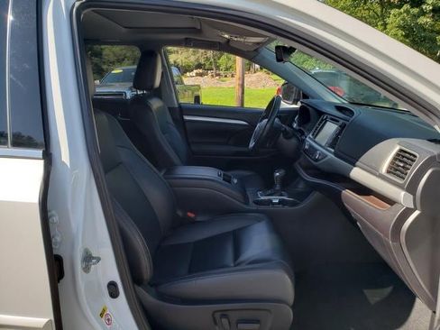 Used 2019 Toyota Highlander AWD V6 image 16