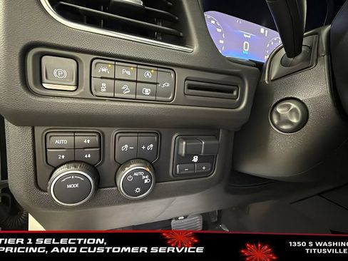Used 2022 Chevrolet Tahoe Z71 w/ Luxury Package AWD/4WD image 19