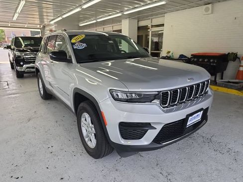 Used 2023 Jeep Grand Cherokee Laredo AWD/4WD image 7
