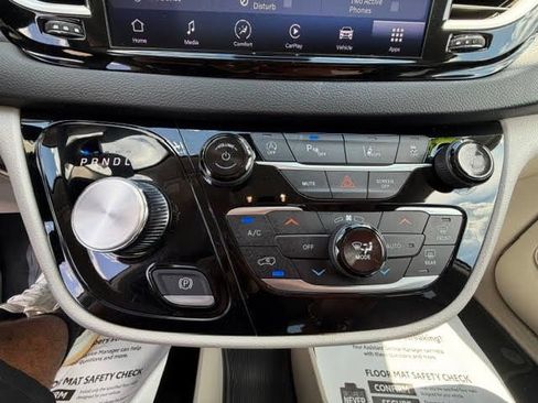 Used 2024 Chrysler Pacifica Touring-L FWD image 33