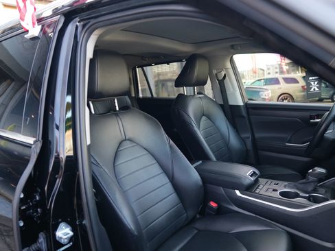 Used 2020 Toyota Highlander XLE image 13