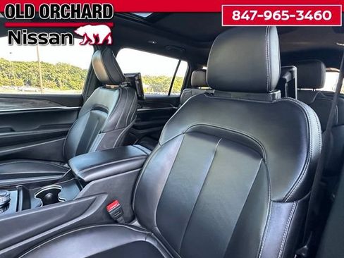 Used 2024 Jeep Grand Cherokee L Limited w/ Black Appearance Package AWD/4WD image 10