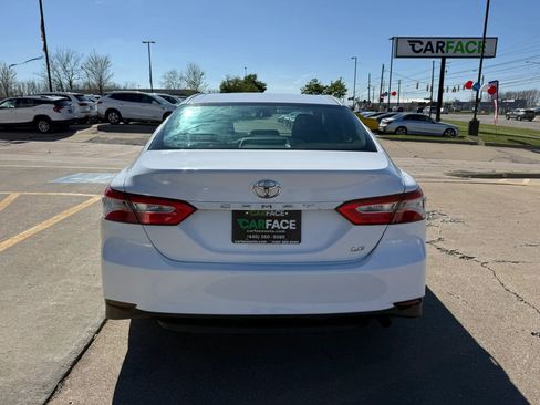 Used 2018 Toyota Camry LE image 10