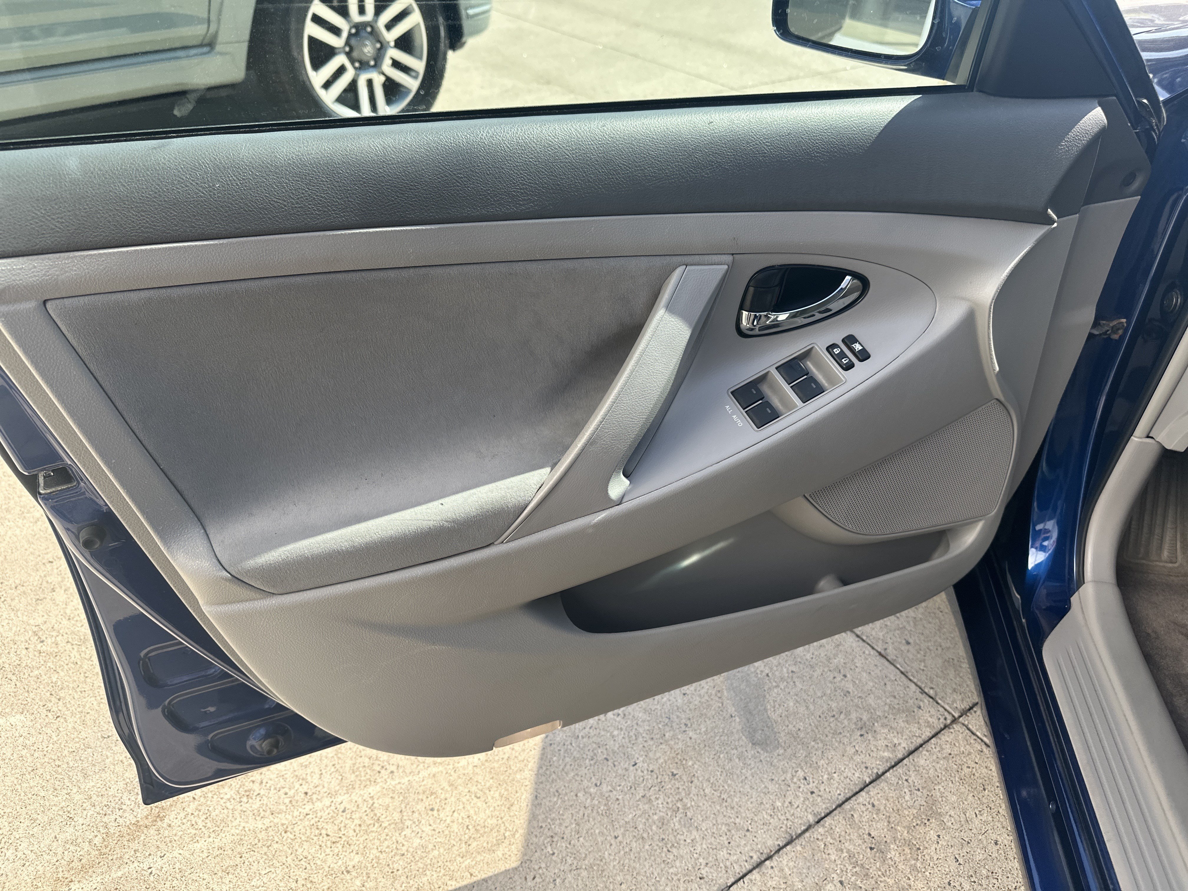 Used 2011 Toyota Camry LE w/ LE Extra-Value Pkg FWD image 9