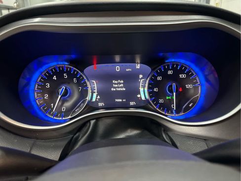 Used 2023 Chrysler Pacifica Touring-L image 11