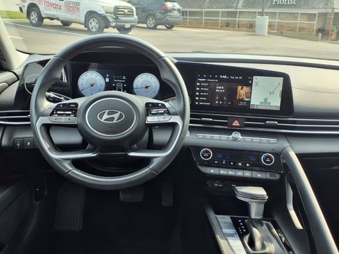 Used 2025 Hyundai Elantra SEL FWD image 5