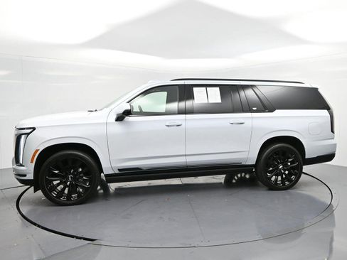 Certified 2026 Cadillac Escalade ESV Platinum Sport w/ LPO, ONYX Package AWD/4WD image 4
