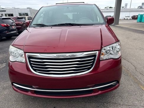 Used 2016 Chrysler Town & Country Touring FWD image 9