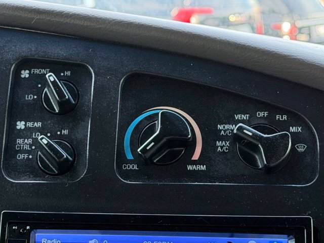 Used 1998 Ford E-150 and Econoline 150 Club Wagon RWD image 19