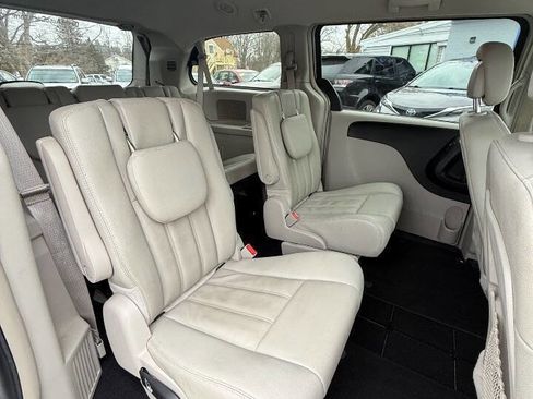 Used 2013 Chrysler Town & Country Touring image 14
