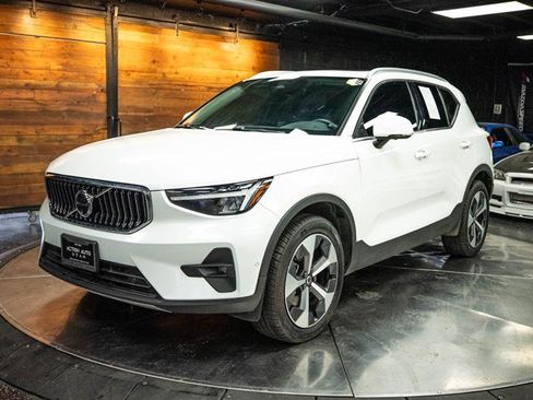 Used 2024 Volvo XC40 B5 Plus image 2