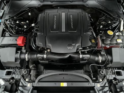 Used 2016 Jaguar XF Premium image 9