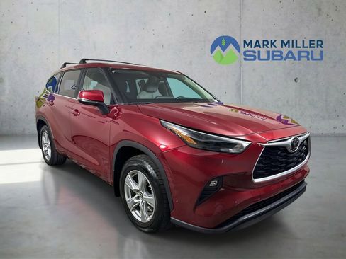 Used 2023 Toyota Highlander LE AWD/4WD image 1