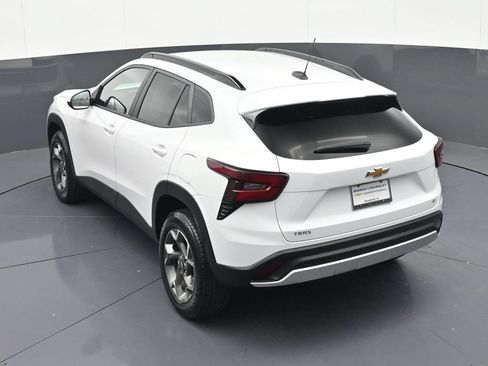 Certified 2025 Chevrolet Trax LT FWD image 23