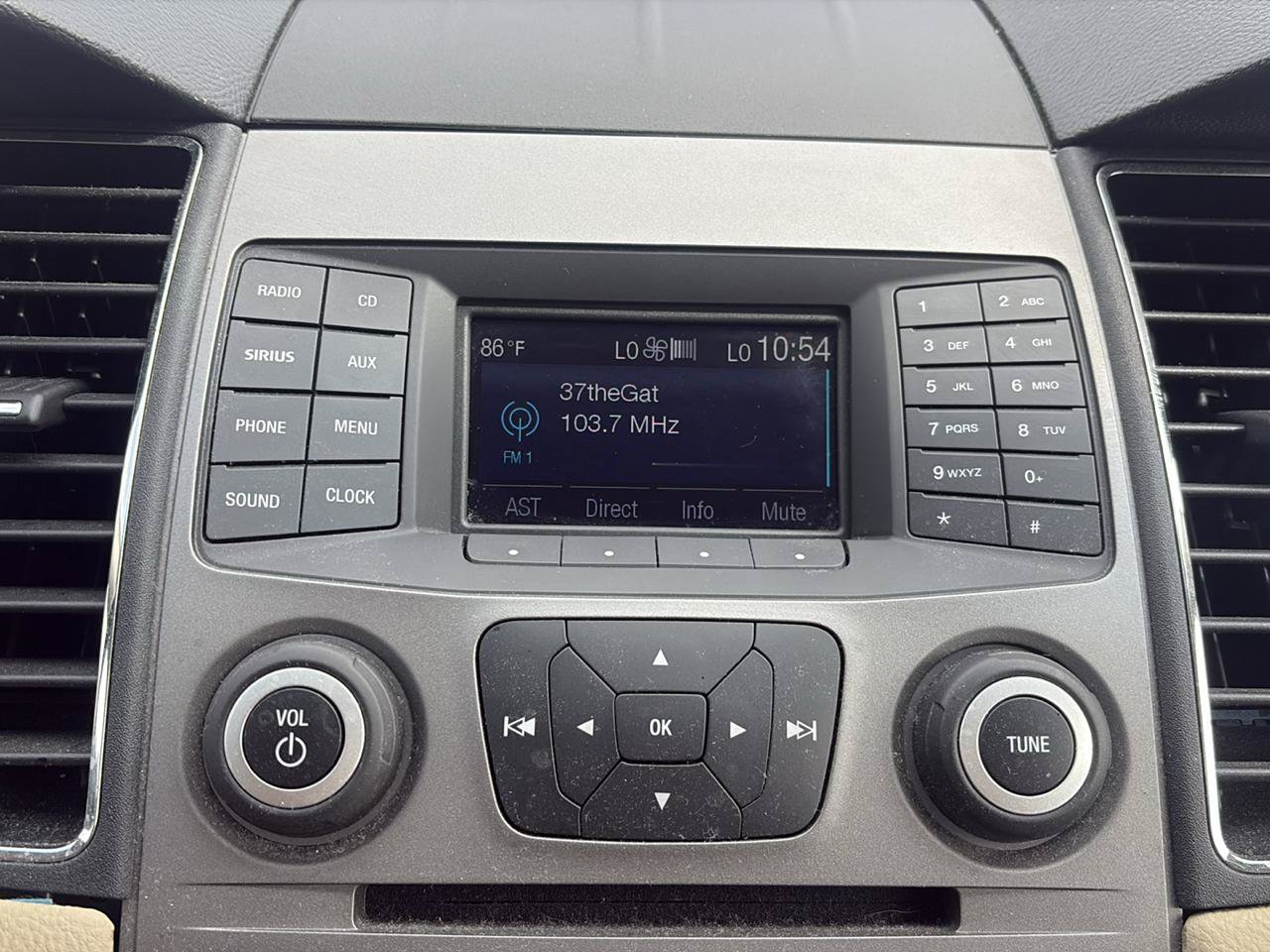 Used 2017 Ford Taurus SEL FWD image 12
