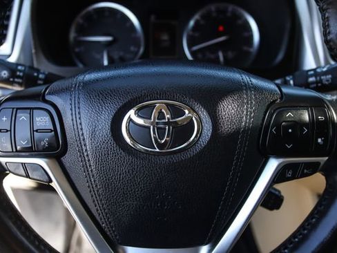 Used 2017 Toyota Highlander Limited w/ Carpet Mat Package image 28