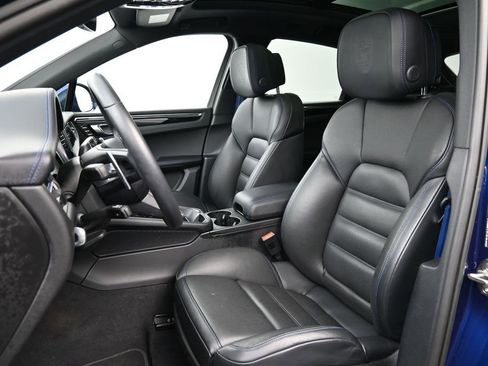 Certified 2025 Porsche Macan AWD/4WD image 5