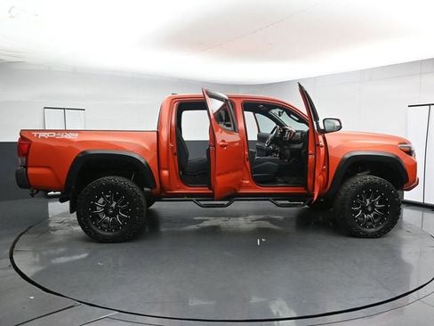 Used 2017 Toyota Tacoma TRD Off-Road w/ Tow Package (A/T) AWD/4WD image 31