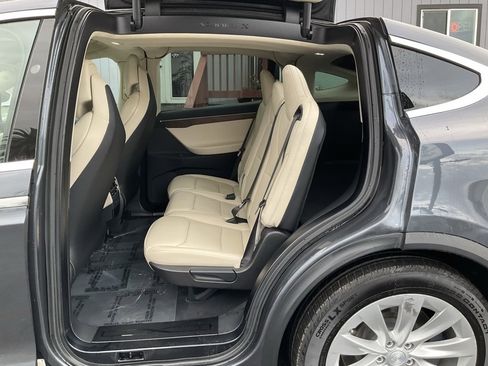 Used 2017 Tesla Model X 75D image 24