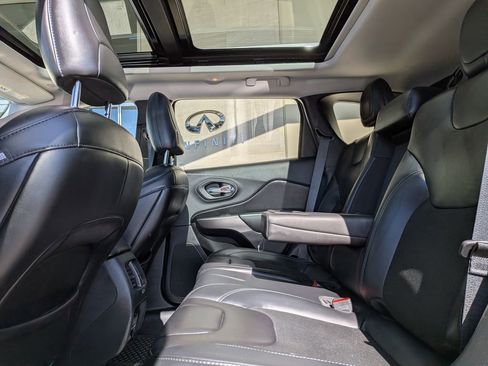 Used 2019 Jeep Cherokee Latitude Plus w/ Comfort/Convenience Group AWD/4WD image 15