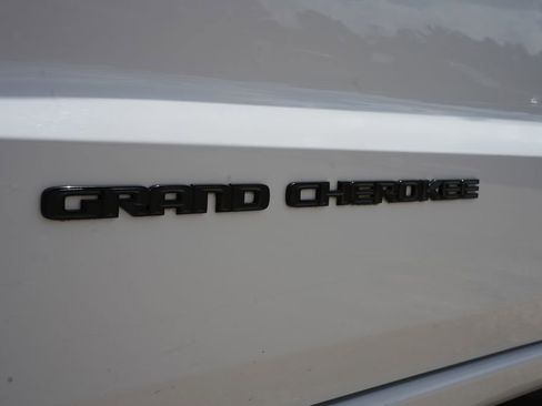 Used 2018 Jeep Grand Cherokee Altitude image 19