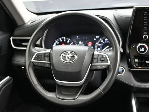 Used 2022 Toyota Highlander XLE AWD/4WD image 16