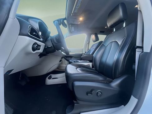 Used 2023 Chrysler Pacifica Touring-L image 12