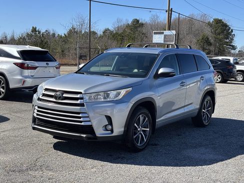 Used 2018 Toyota Highlander XLE image 3
