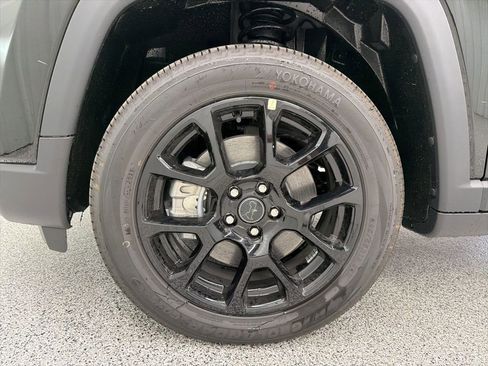 New 2026 Jeep Compass Latitude image 9