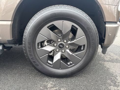 Used 2022 Ford F150 Lightning Lariat image 9