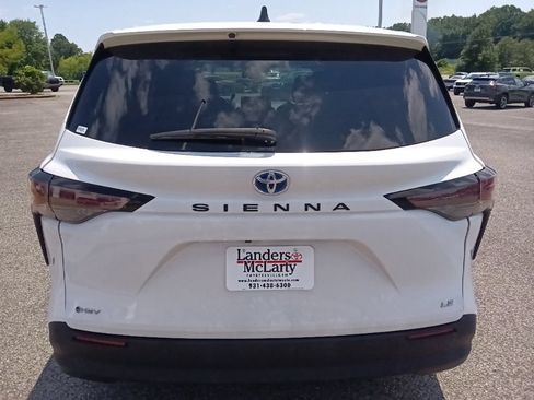 Used 2025 Toyota Sienna LE FWD image 4
