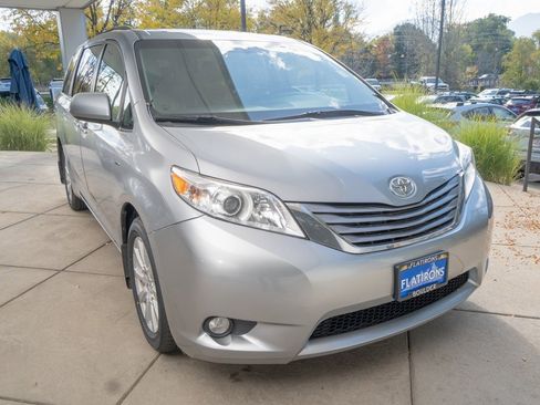 Used 2017 Toyota Sienna XLE Premium image 2