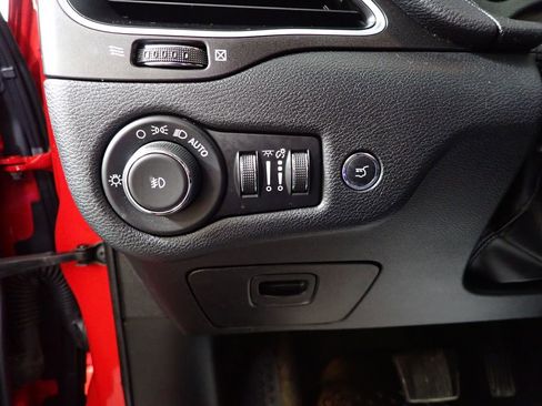 Used 2019 Jeep Cherokee Trailhawk w/ Comfort/Convenience Group AWD/4WD image 26
