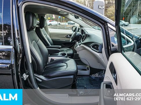 Used 2024 Chrysler Pacifica Touring-L FWD image 24