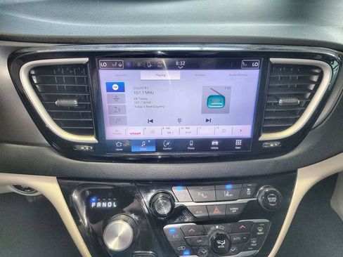 Used 2023 Chrysler Pacifica Touring-L FWD image 16