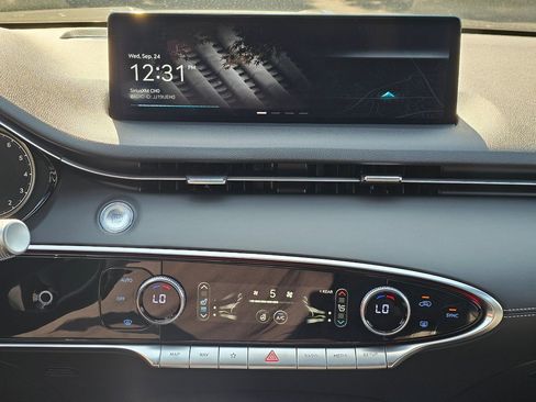 Used 2025 Genesis GV70 3.5T Sport image 13