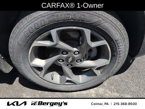 Used 2024 Chevrolet Trax LT w/ LT Convenience Package FWD image 3
