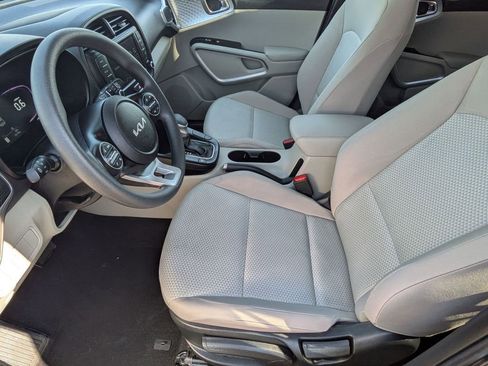 Used 2025 Kia Soul LX image 11