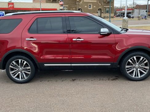 Used 2019 Ford Explorer Platinum image 4
