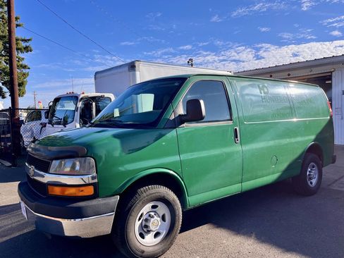 Used 2010 Chevrolet Express 2500 w/ Chrome Appearance Package image 8