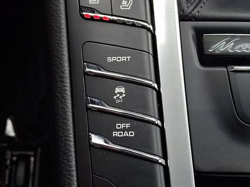 Certified 2020 Porsche Macan AWD/4WD image 28