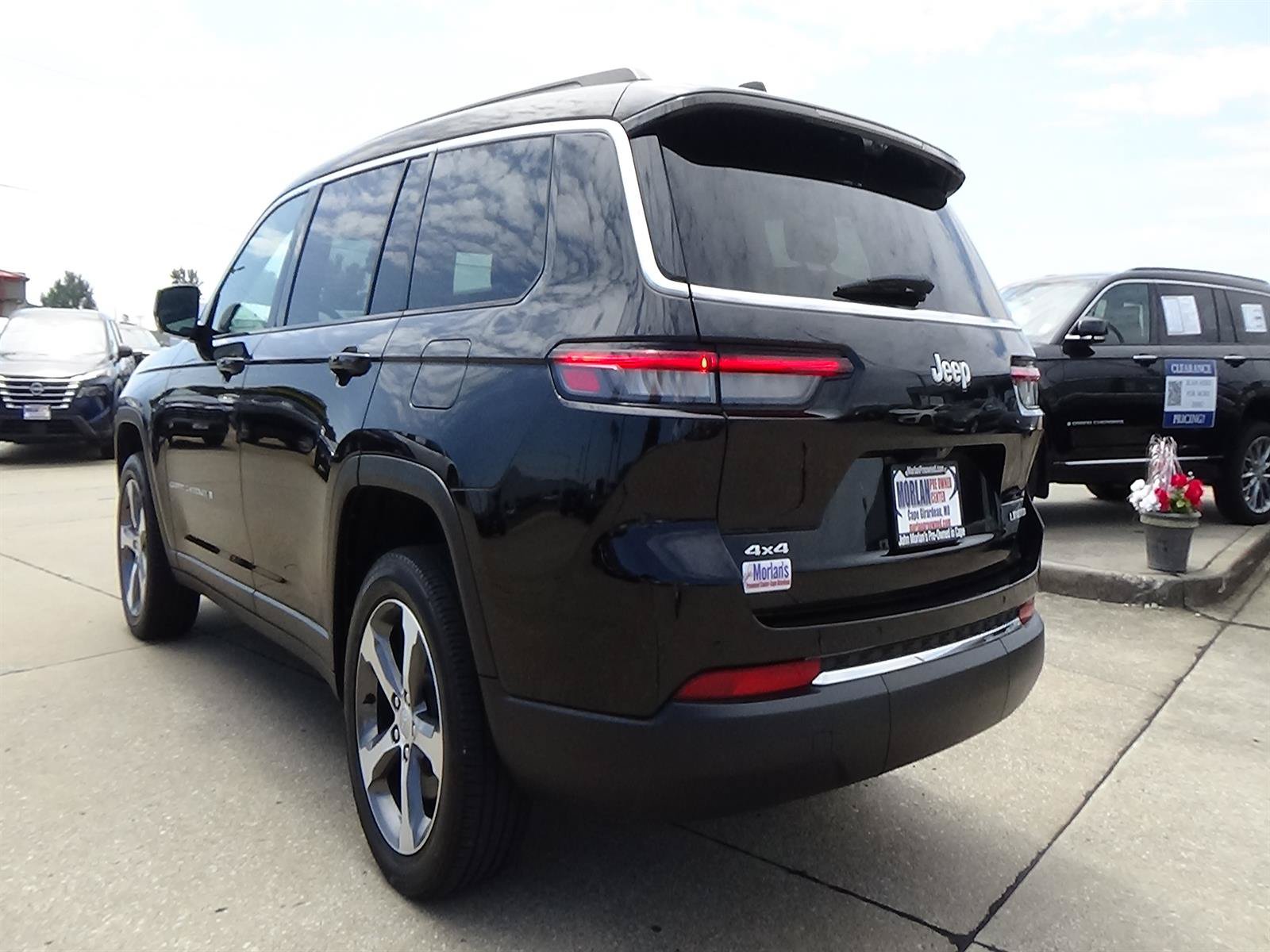 Certified 2025 Jeep Grand Cherokee L Limited w/ Luxury Tech Group II AWD/4WD image 8
