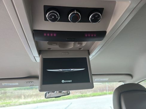 Used 2016 Chrysler Town & Country Touring FWD image 30